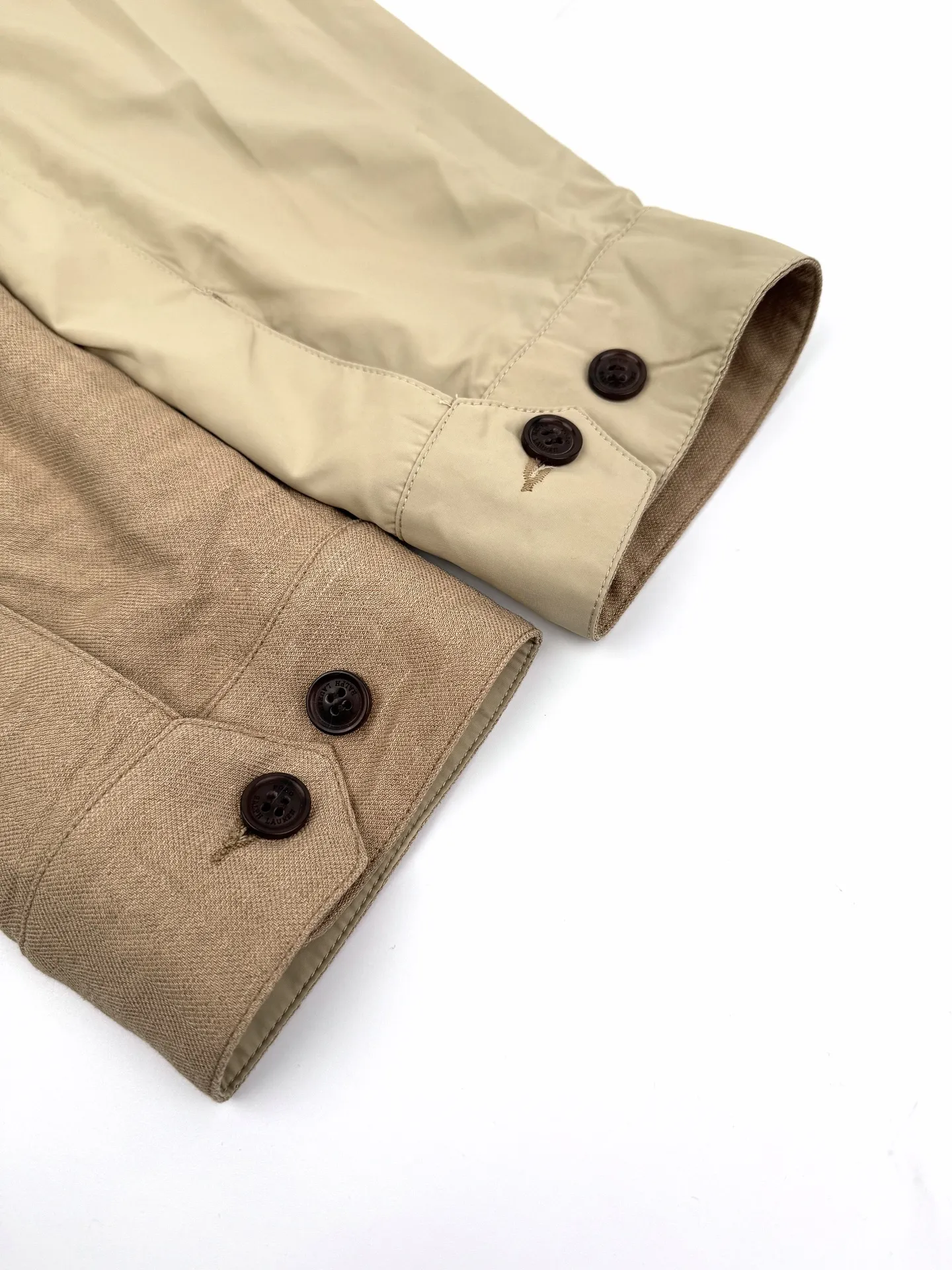 P580 Ralph Lauren logo embroidered reversible jacket, custom matte moire taffeta and twill jacquard brocade, light and tough, smooth drape, comfortable and skin-friendly, khaki brown tone, calm and noble, twin clothes, unlimited style. One side is decorated with twill jacquard brocade, which has its own retro filter, like the pocket watch gear of an old-school gentleman. The other side is made of matte moiré taffeta, which brings a sense of relaxation and casual leisure genes. Exquisite pony logo is embellished throughout, making it highly recognizable. The classic stand-up collar is tied with three hidden buckle tabs. Simplicity dominates complexity. The design philosophy hidden in the details. Double-sided style. One garment hides old money and relaxation. Process 1: Use imported machine embroidery technology. Use advanced computer control system and precise mechanical components to realize the iconic pony embroidery operation. High precision. The lines are smooth and delicate. Process 2: Template machine bag opening. Preset templates guide the position of opening the bag. The accuracy of the shape and size ensures the quality of the bag opening effect. Process 3: Ergonomic three-dimensional cutting returns to traditional craftsmanship through segmentation, folding, shrinking, and stretching techniques. The so-called slow work produces fine work, which is respect for the material and the pursuit of feel. Complex workmanship, tedious, slow timeliness, and high loss. Process 4: The fabrics are washed carefully, the hand feel and texture are better, not easy to deform, not easy to shrink, not easy to fade, and maintain long-term beauty. Accessories: Customized 1:1 Ralph Lauren fruit buckle Customized 1:1 Ralph Lauren zipper Customized 1:1 Ralph Lauren slider Customized 1:1 Ralph Lauren trademark Version: Fitted version Function: Reversible, free to match Size: S M L XL Style number: 25298